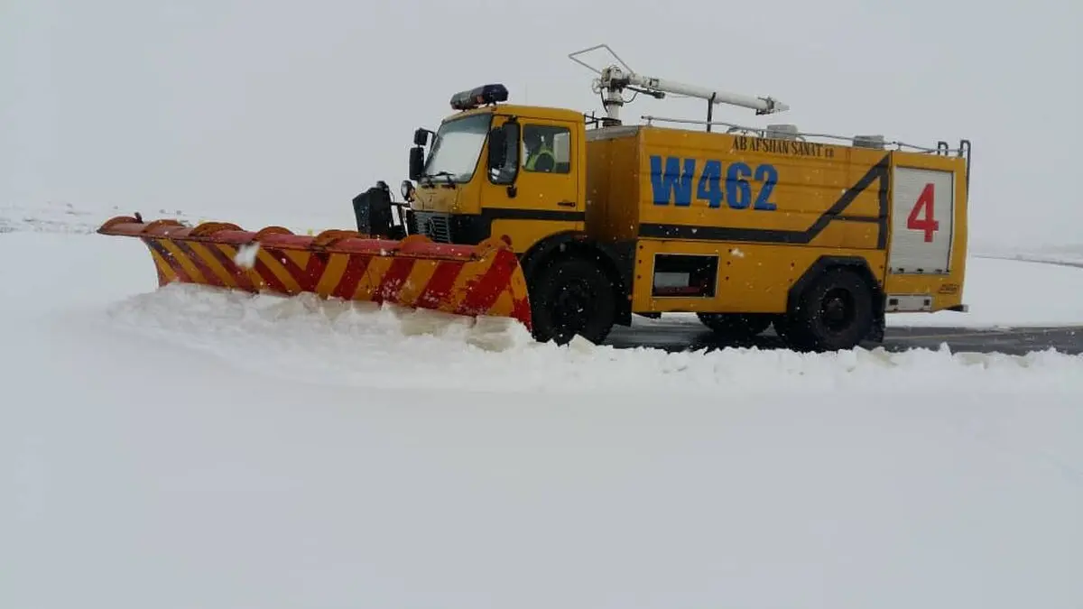 تلاش برای بازگشایی راه دسترسی ۶۰ روستای آذربایجان شرقی/نجات  ۱۰۰ خودرو گیر کرده در برف
