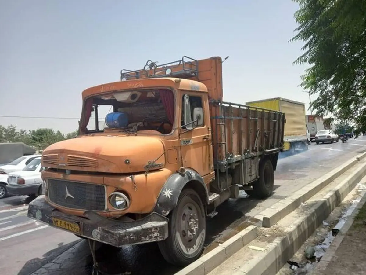 برخورد کامیون با 4 خودرو در آزادگان