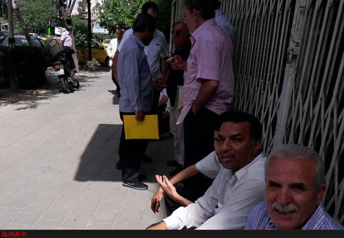 تجمع تاکسیرانان فرودگاه‌های تهران در اعتراض به برآورده نشدن مطالبات