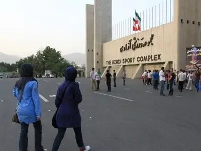 دولتی‌ها پاسخ صدا و سیما را دادند؛ دعوا بر سر موانع ورود بانوان به ورزشگاه
