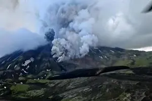 فوران آتشفشان در کامچاتکای روسیه + فیلم