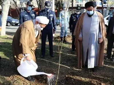 کاشت نهال توسط رئیس سازمان عقیدتی سیاسی ارتش