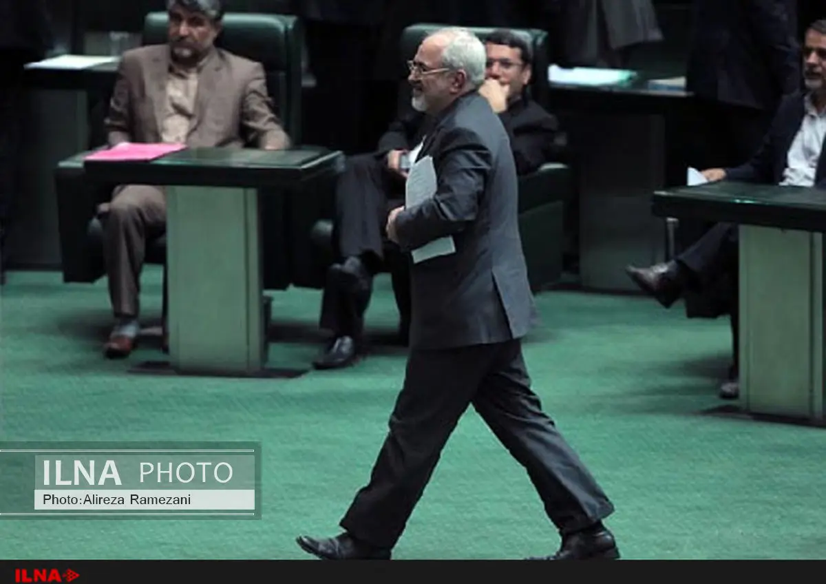 ظریف متن برجام را تقدیم لاریجانی کرد