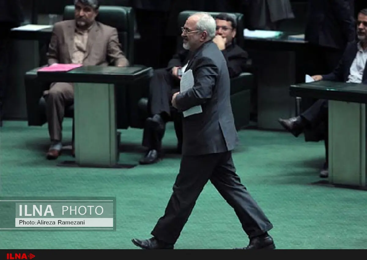 ظریف متن برجام را تقدیم لاریجانی کرد 