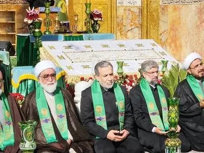 برگزاری آیین سنتی تعویض پرچم گنبد بارگاه امام رضا (ع) با حضور عراقچی
