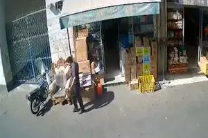 سرقت برق‌ آسا در بازار تهران؛ دزد موبایل را در کمتر از ۱۰ ثانیه ربود! + فیلم