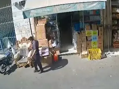سرقت برق‌ آسا در بازار تهران؛ دزد موبایل را در کمتر از ۱۰ ثانیه ربود! + فیلم