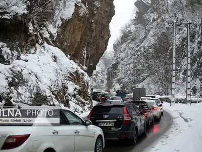 بارش برف و لغزندگی جاده های کوهستانی استان البرز/همراه داشتن زنجیر چرخ الزامی است