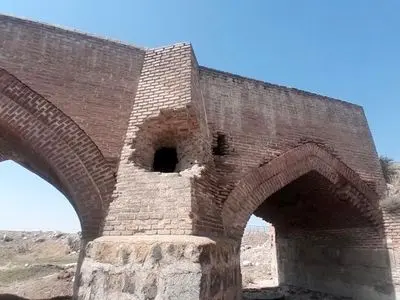 آسیب به پل تاریخی قیرمیزی کورپی اردبیل در اثر حفاری غیرمجاز 