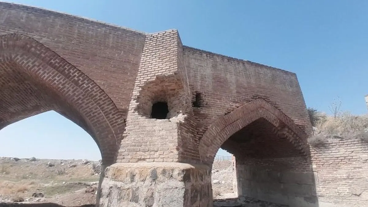آسیب به پل تاریخی قیرمیزی کورپی اردبیل در اثر حفاری غیرمجاز 