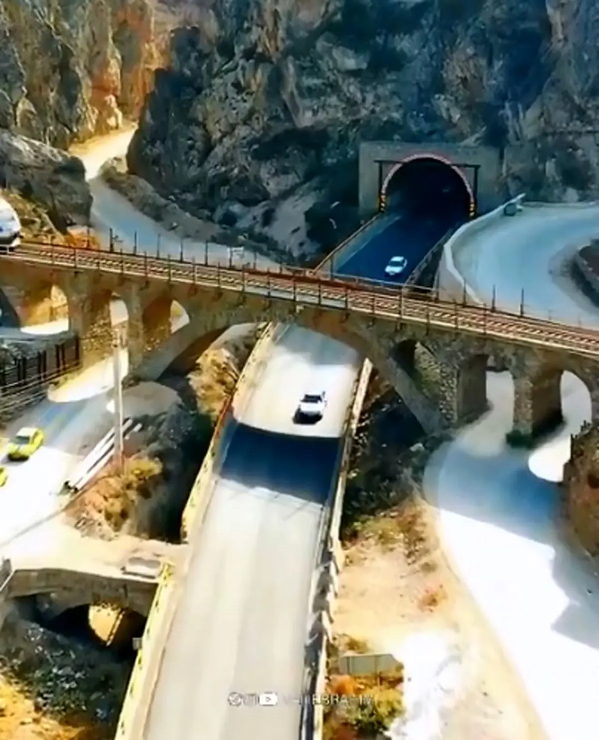 گذرگاه پرهیجان سوادکوه؛ جایی که قطار و خودرو چشم‌ در چشم می‌شوند + فیلم