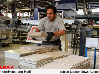درخواست کارگران باسابقه کاشی کازرون برای بازگشایی کارخانه
