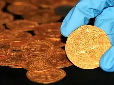 کشف گنج سکّه‌های ۵۰۰ ساله از باغچۀ حیاط پشتی