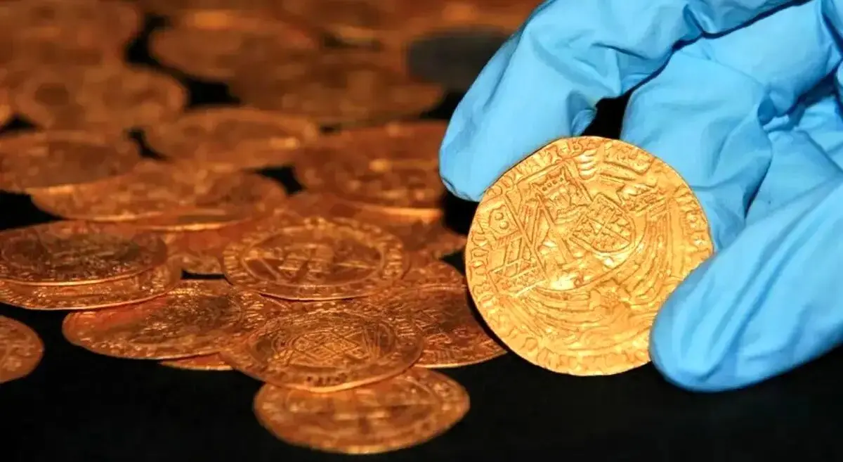 کشف گنج سکّه‌های ۵۰۰ ساله از باغچۀ حیاط پشتی