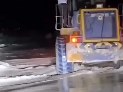 فیلم لحظه نجات زن و شوهر جوان از مرگ در سیلاب رودخانه بندرلنگه