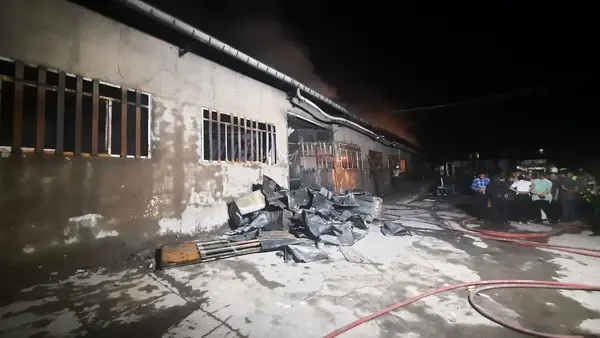 مهار آتش سوزی مهیب یک انبار لوازم خانگی در شرق مشهد با تلاش ده‌ها آتش نشان