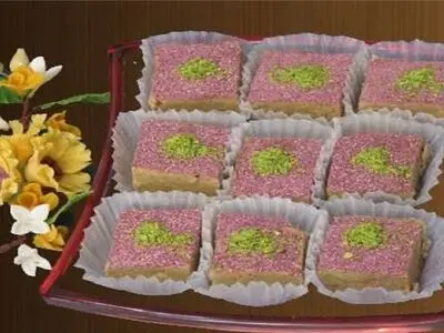 طرز تهیه حلوا گل محمدی با آرد سفید