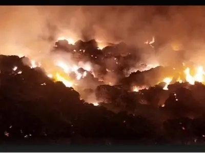 ادامه‌ی عملیات مهار آتش‌سوزی در شرکت «جلگه دز» دزفول 