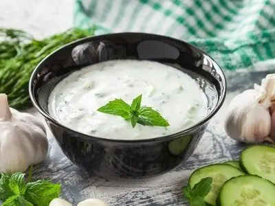 خوشمزه‌ترین ماست و خیار عمرتان را درست کن 