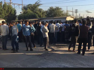 کارگران خدماتی مجتمع آلمینیوم المهدی در اعتراض به اخراج تجمع کردند 