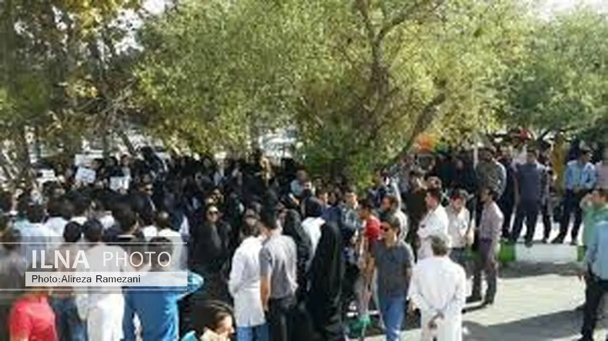 تجمع بیش از ۲۰۰ پزشک ، پرستار و پرسنل بیمارستانی در گچساران