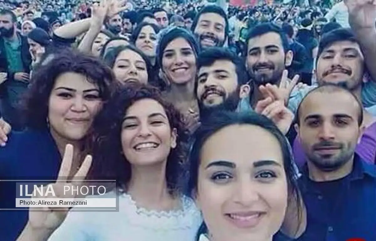 سلفی داوطلبان کمک به بازسازی کوبانی قبل از شهادت + عکس