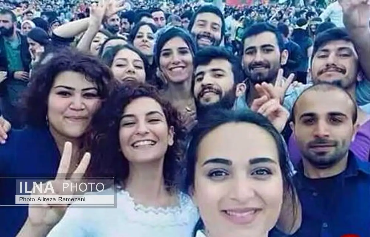 سلفی داوطلبان کمک به بازسازی کوبانی قبل از شهادت + عکس