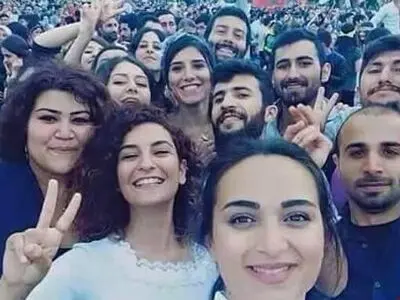 سلفی داوطلبان کمک به بازسازی کوبانی قبل از شهادت + عکس