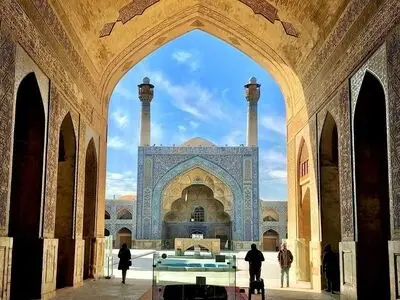گذر پشتِ گنبدِ هزار ساله «مسجد جامع» اصفهان نشست کرد