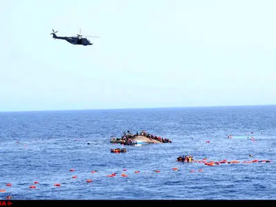 نجات صدها سرنشین قایق واژگون توسط نیروی دریایی ایتالیا 