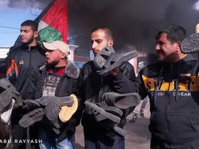 استقبال مردم غزه از هیات بحرینی با تخم‌مرغ و دمپایی+ تصاویر