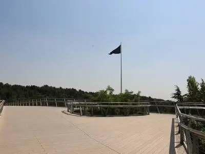 بزرگ‌ترین پرچم ایران به رنگ سیاه درآمد