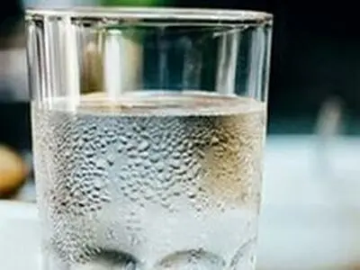 در روزهای گرم چند لیوان آب بنوشیم؟