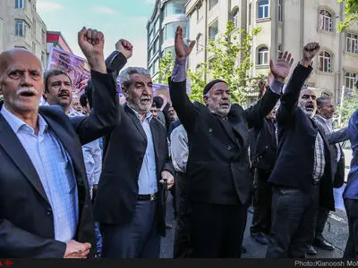 دولت سیاست‌های پولی و مالی را در جهت کنترل قیمت‌ها و حفظ قدرت خرید جامعه مزدبگیر به‌کار ببرد
