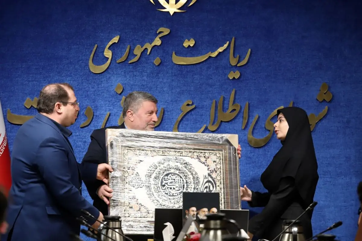 تقدیر از خانواده شهید الوان از سوی رئیس شورای اطلاع رسانی دولت