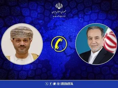 وزیرا خارجیة إیران وعُمان یناقشان العلاقات الثنائیة والتطورات الإقلیمیة