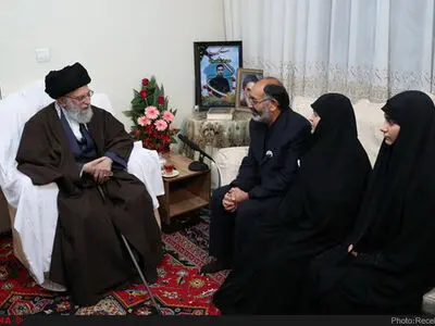 رهبر انقلاب در منزل یکی از شهدای ناجا در اغتشاشات اخیر حضور یافتند