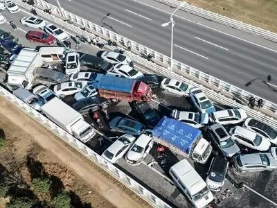 تصادف زنجیره‌ای در آزادراه ساوه - همدان و بر جای ماندن 11 مصدوم