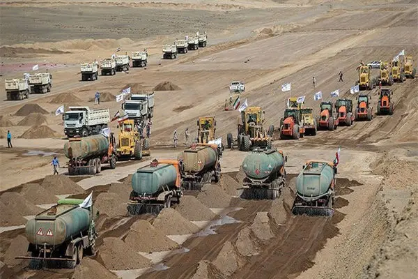 تاخیر ۶ ماهه در دستمزد کارگران پیمانکاری پروژه راهسازی جاده ۶۸ یزد 