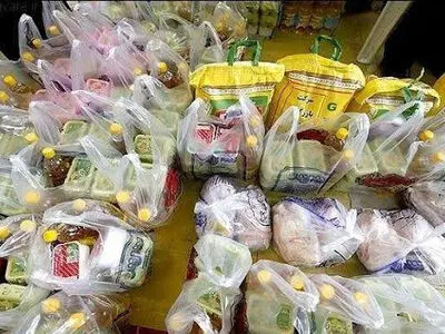 توزیع کمک های مومنانه پرسنل شهرداری مشکین دشت به کارگران فصلی