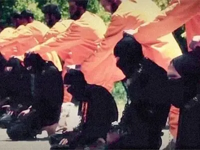 القاعده ۱۳ عضو داعش را در لباس سیاه اعدام کرد