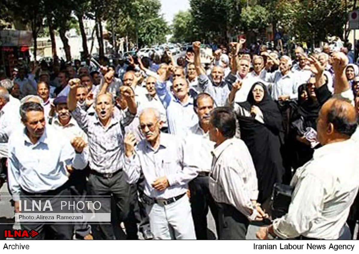 تجمع ۱۵۰ کارگر بازنشسته صنعت فولاد مقابل استانداری اصفهان