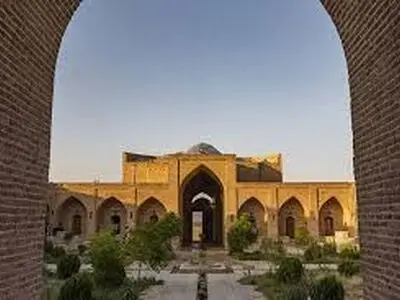 واگذاری کاروانسرای تاریخی ورده شهرستان زرندیه به بخش خصوصی