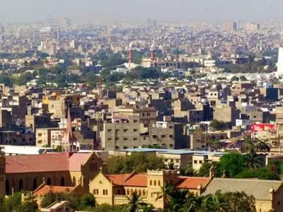 در محکومیت ترور رهبر انقلاب.. حمله معترضان خشمگین به کنسولگری آمریکا در کراچی