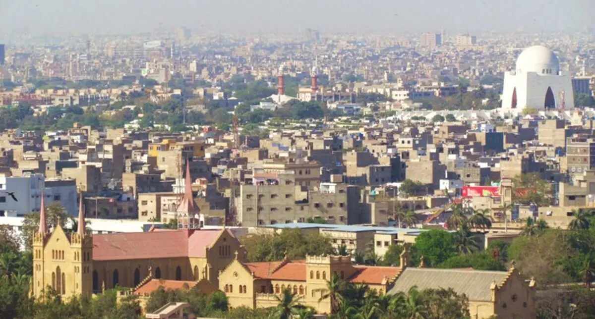 در محکومیت ترور رهبر انقلاب.. حمله معترضان خشمگین به کنسولگری آمریکا در کراچی