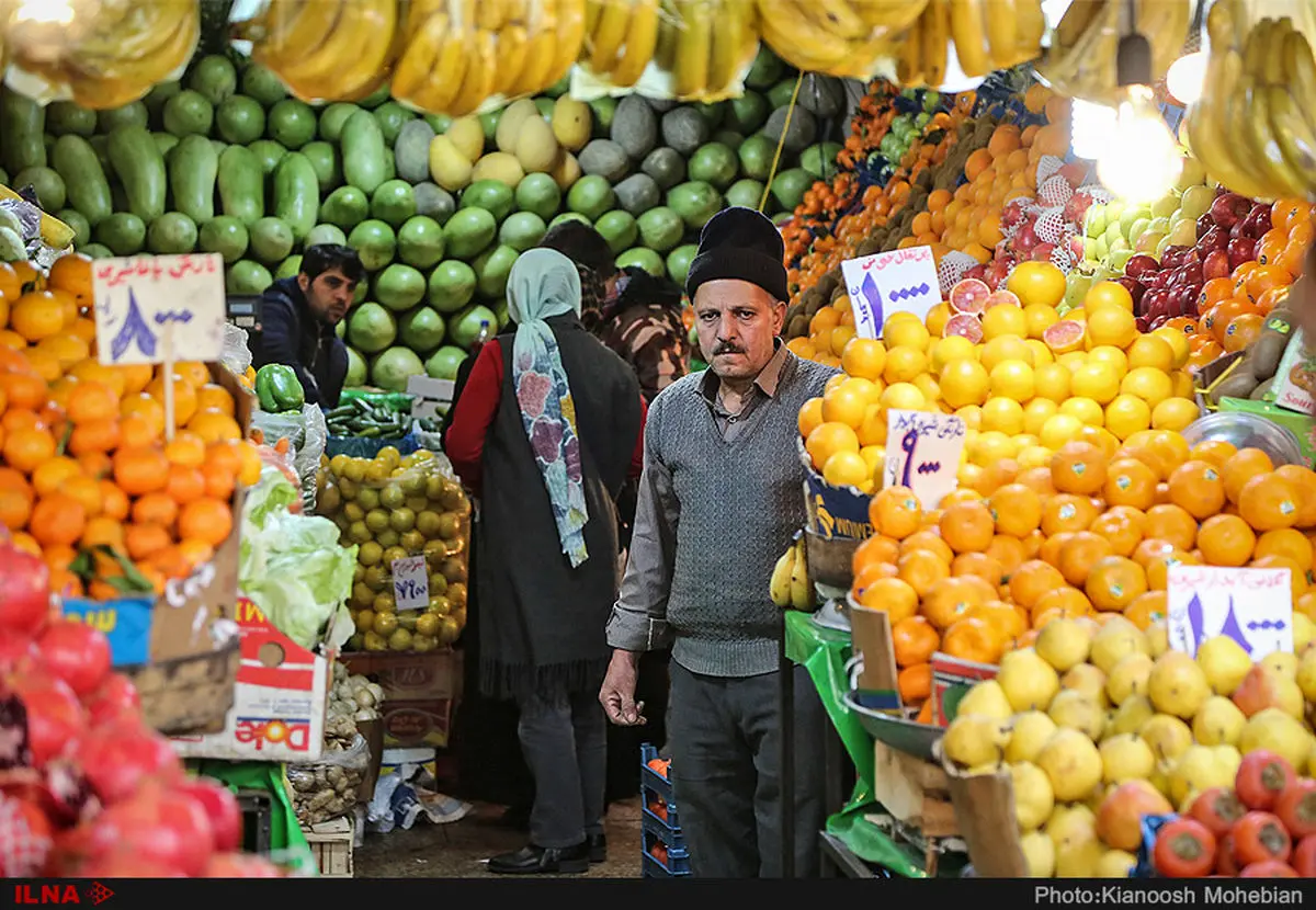 افزایش ۵۰ درصدی نرخ گوجه فرنگی/ وزارت کشاورزی واکنشی نسبت به عرضه پرتقال رنگ‌آوری شده ندارد