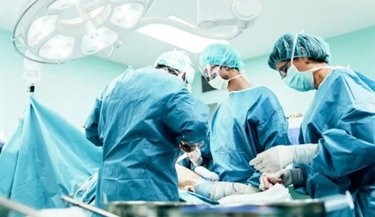 
إنجاز مستشفى ایرانیة تجری عملیة جراحیة فی المخ دون تخدیر 