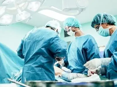 
إنجاز مستشفى ایرانیة تجری عملیة جراحیة فی المخ دون تخدیر 