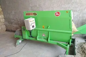 مصدومیت یک کارگر گاوداری حین کار با دستگاه میکسر علوفه