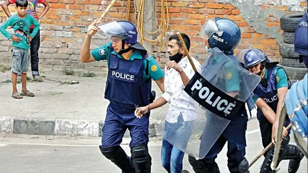 اعتراض کارگران بنگلادش برای افزایش دستمزدها به خشونت انجامید/ وعده مسئولان برای تشکیل هیات اصلاح مزد